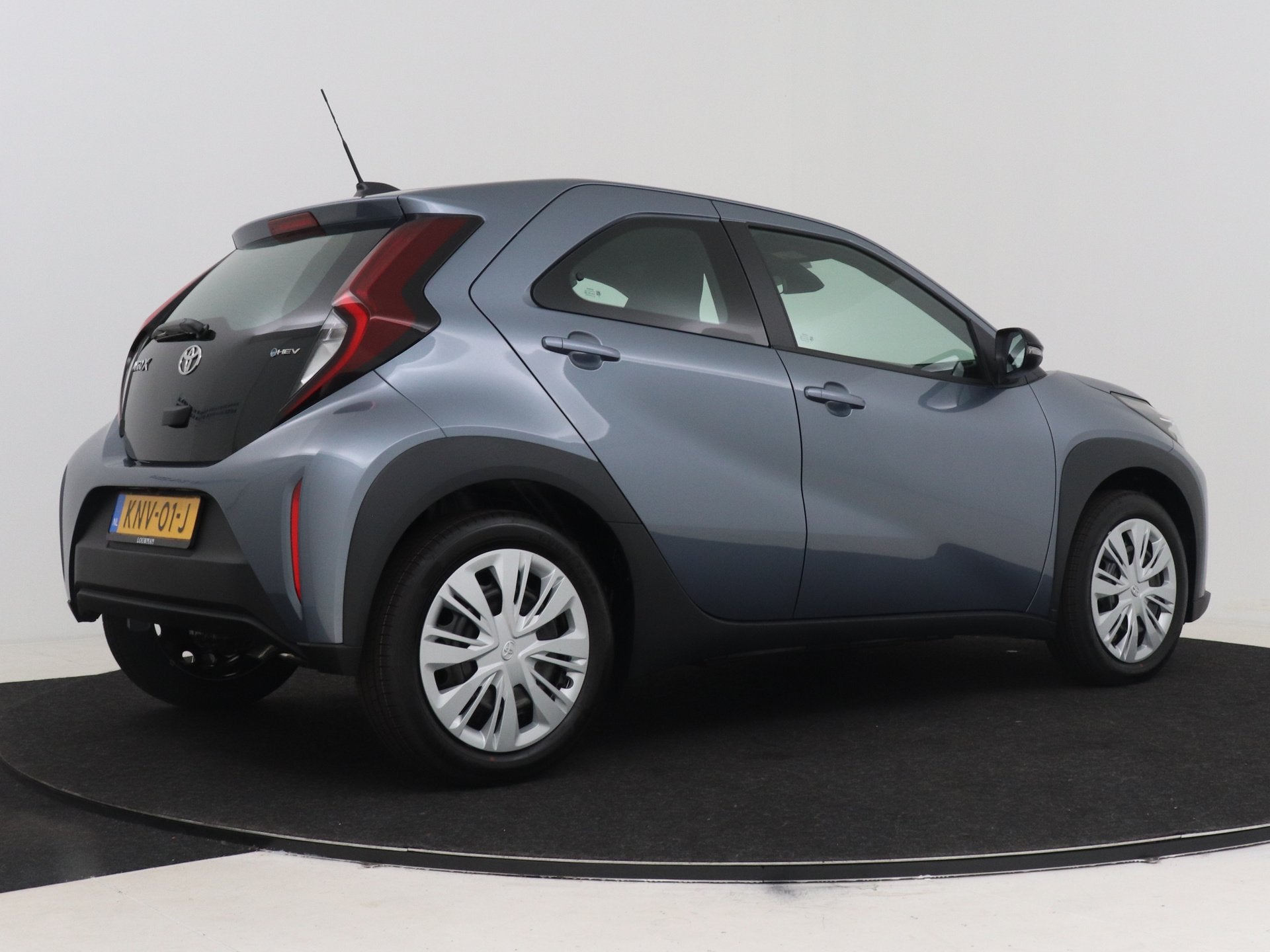 Toyota Aygo X Hybrid 115 play (bj 2026, automaat), Stof, 4 stoelen, 116 pk, Hybride Elektrisch/Benzine