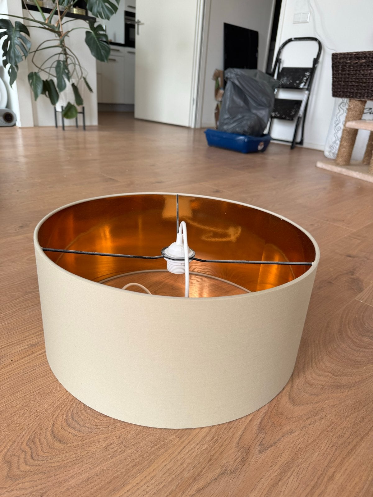 Stijlvolle lampenkap beige met koperen binnenkant, Huis en Inrichting, Lampen | Lampenkappen, Ophalen, Gebruikt, Overige typen