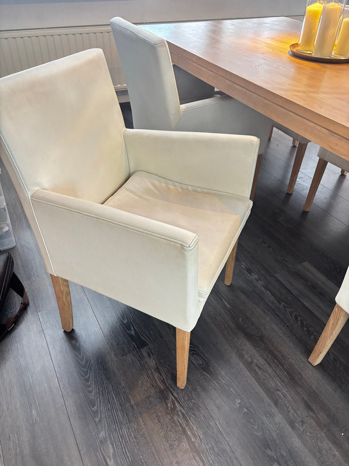 6 Mobitec leren eetkamerstoelen met armleuning en eiken pote, Huis en Inrichting, Ophalen, Wit, Leer, Zo goed als nieuw