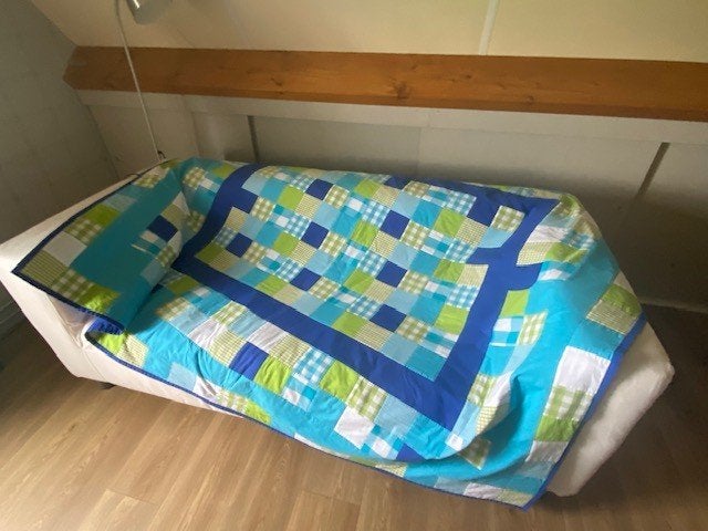 Handgemaakte (kinder)quilt/ sprei met 2 kussenovertrekjes, Overige typen, Katoen, Zo goed als nieuw, Handgemaakt