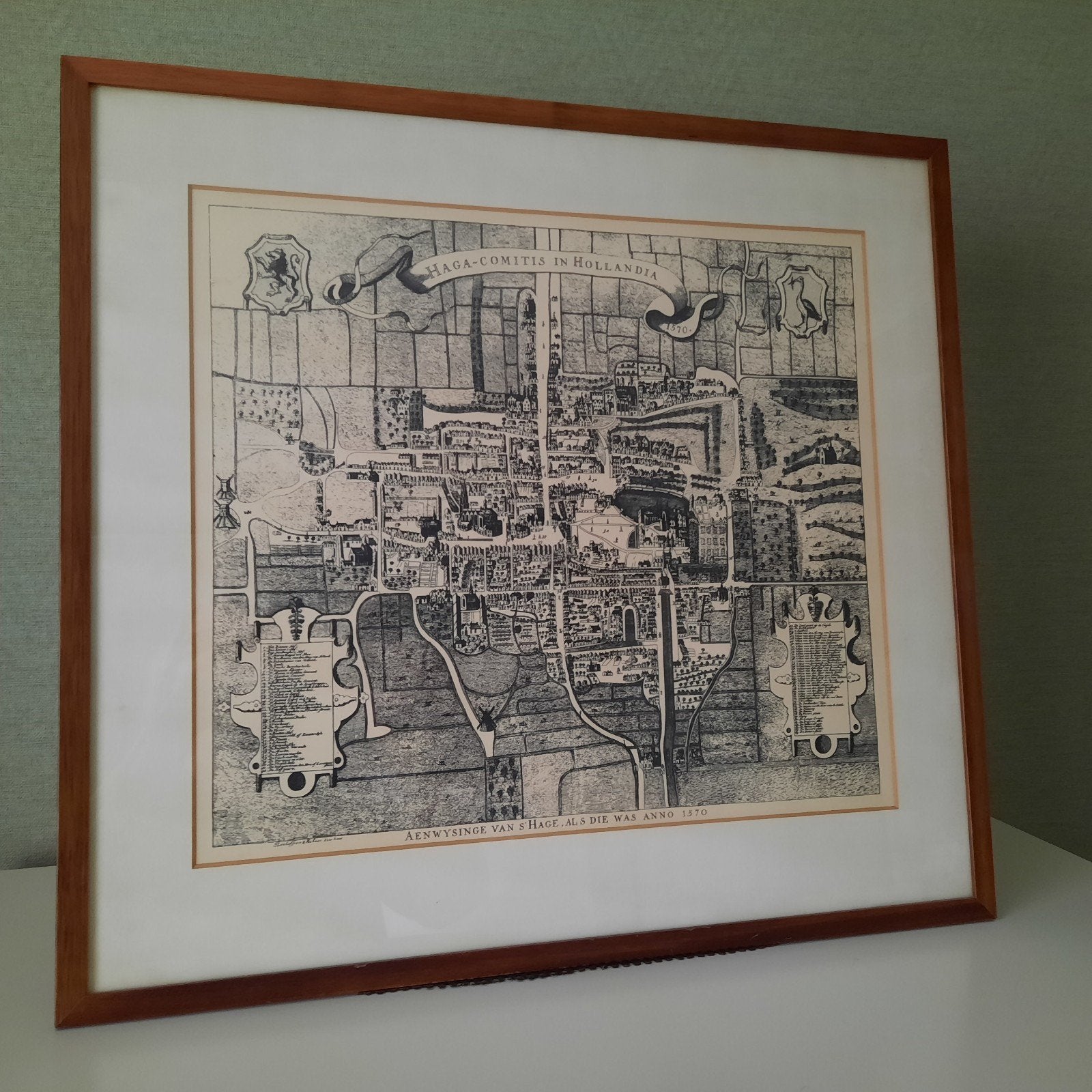 Ingelijste Plattegrond Den Haag 1570 – Haga-Comitis, Antiek en Kunst, Ophalen, Achter glas