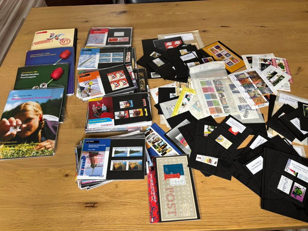 Jaarcollecties 1997 tm 2000+ pz boekjes en mapjes 25€ inc ve, Ophalen of Verzenden