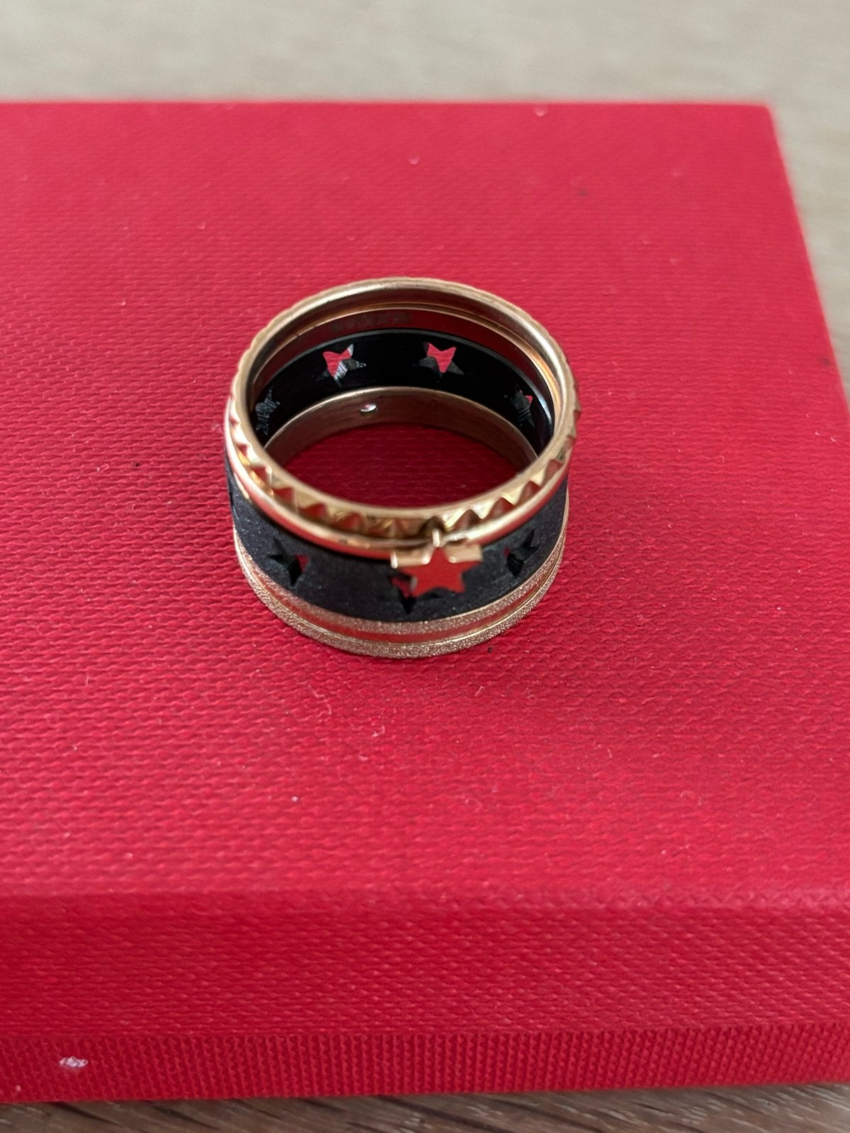 Ixxxi ringenset goudkleurig met zwarte band, maat 18,5, 18 tot 19, Gebruikt, IJzer of Staal, Ophalen of Verzenden