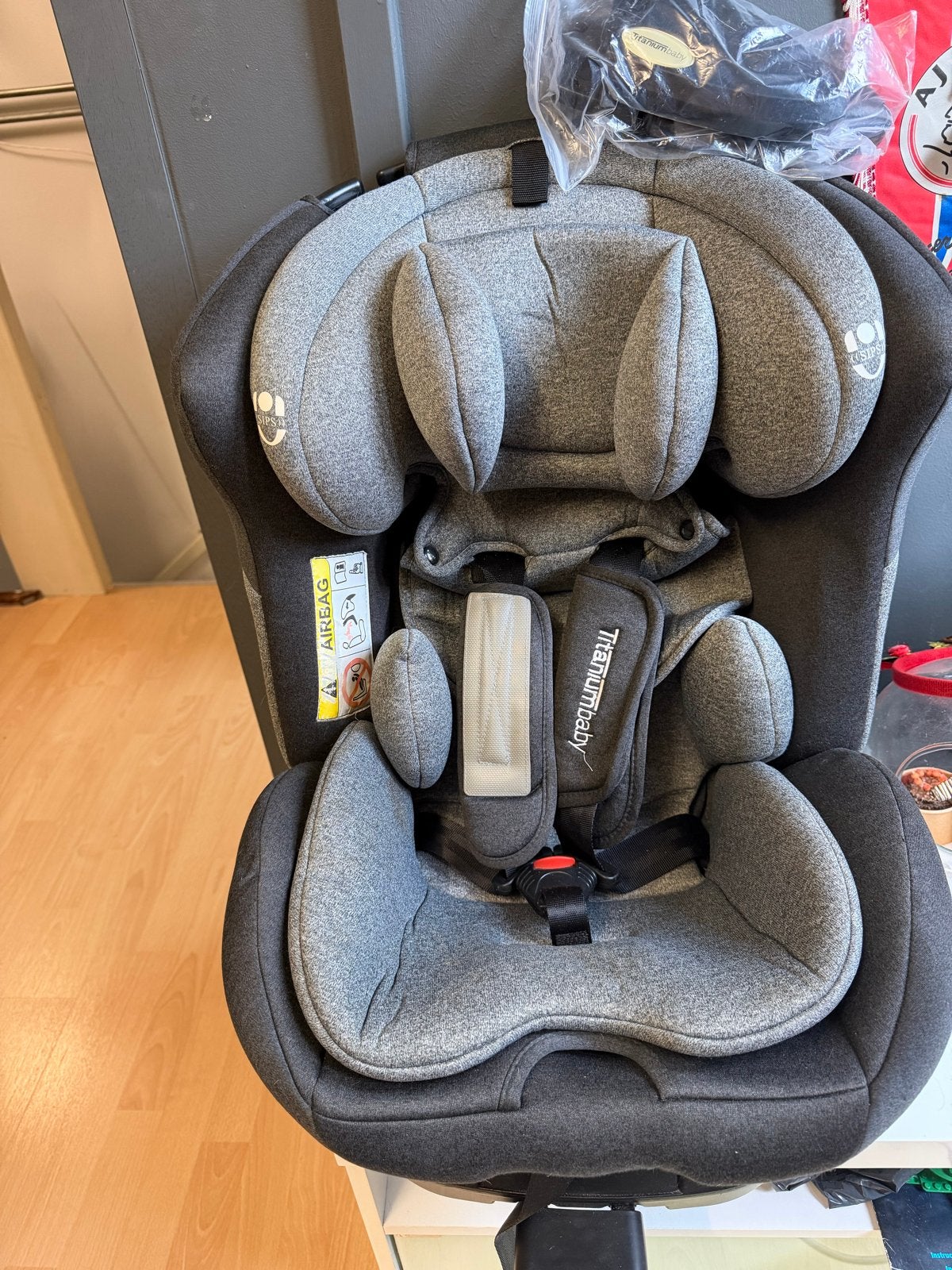 Titaniumbaby autostoel 360 draaibaar met Isofix, Autogordel of Isofix, Verstelbare rugleuning, Zo goed als nieuw, Ophalen