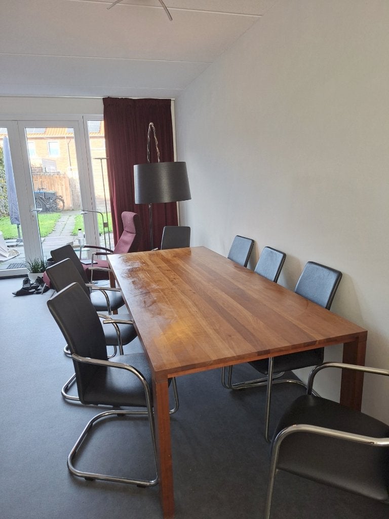 Massief kersenhouten vergader/eettafel met 8 stoelen en lamp, Kantine of Aula, Ophalen, Gebruikt, Tafel