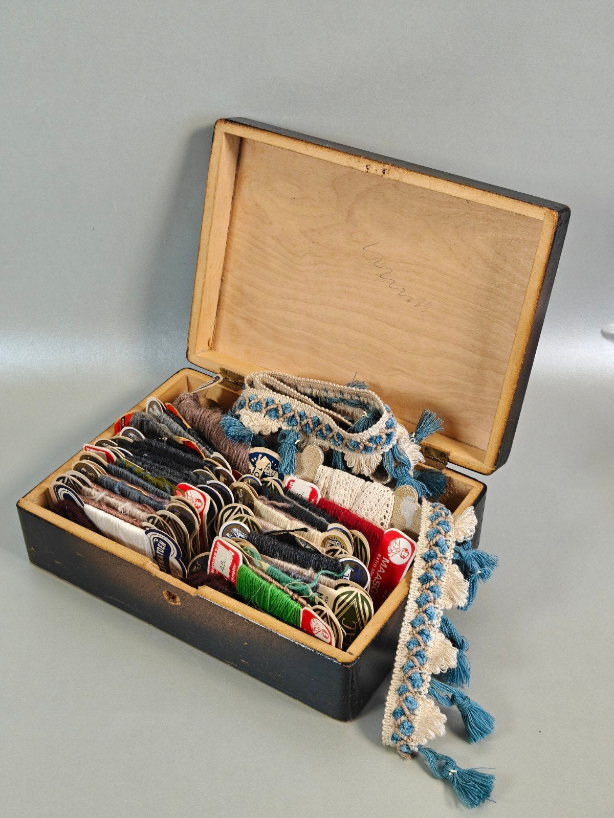 Oud kistje met maaswol, stopwol en sierband., Ophalen of Verzenden