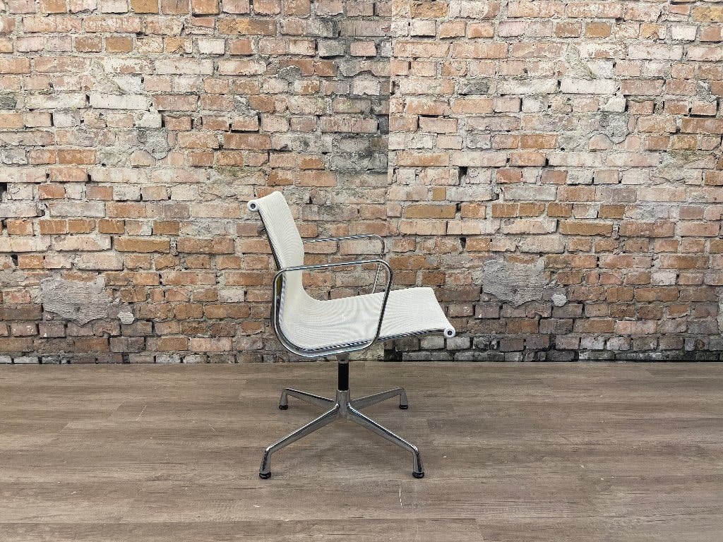 Vitra EA107 wit netweave chrome bij TheReSales, Ophalen, Wit, Zo goed als nieuw, Eén