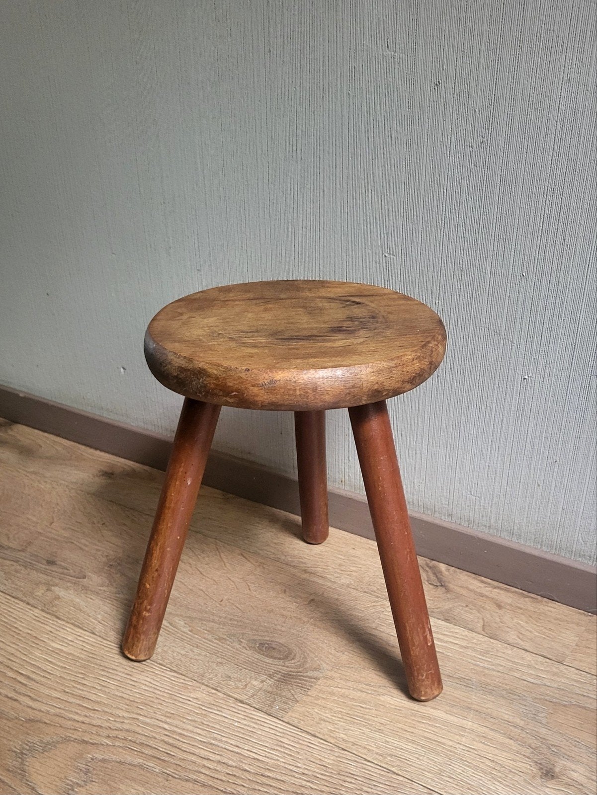 Oud bruin houten krukje, Huis en Inrichting, Krukjes, Ophalen of Verzenden, Gebruikt, Hout