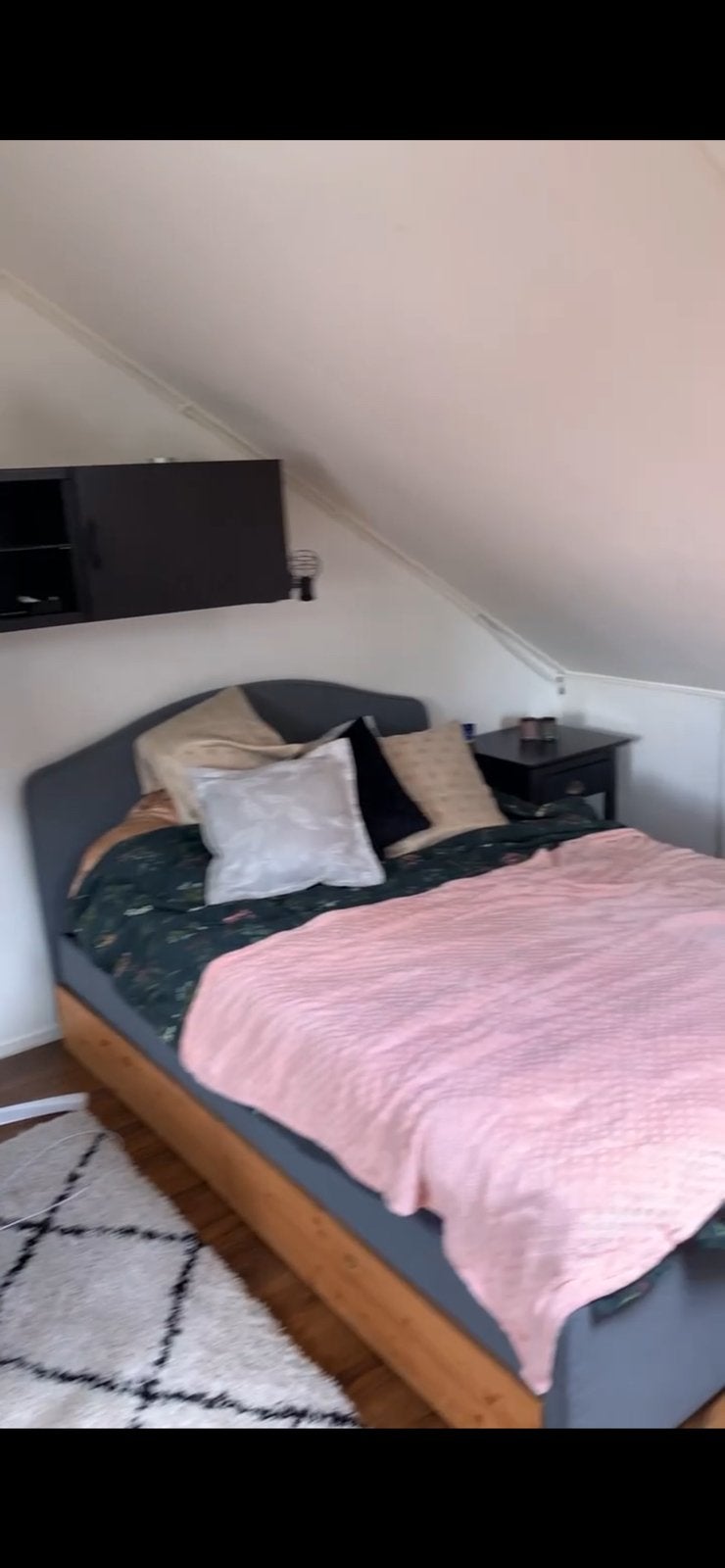 Grijs ikea bed - model HAUGA, Huis en Inrichting, Slaapkamer | Complete slaapkamers, Ophalen, Zo goed als nieuw, Tweepersoons