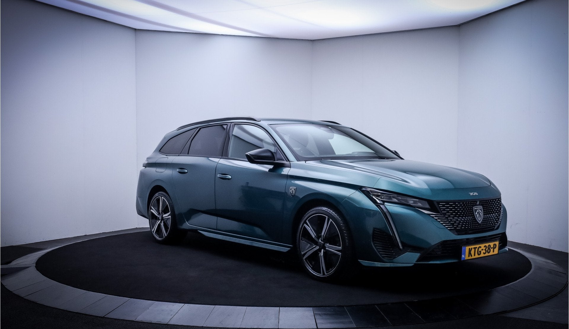 Peugeot 308 SW 1.2T Aut. GT-Pack MATRIX LED | 360 CAM | ACC, Gebruikt, Zwart, 1199 cc, Leder en Stof