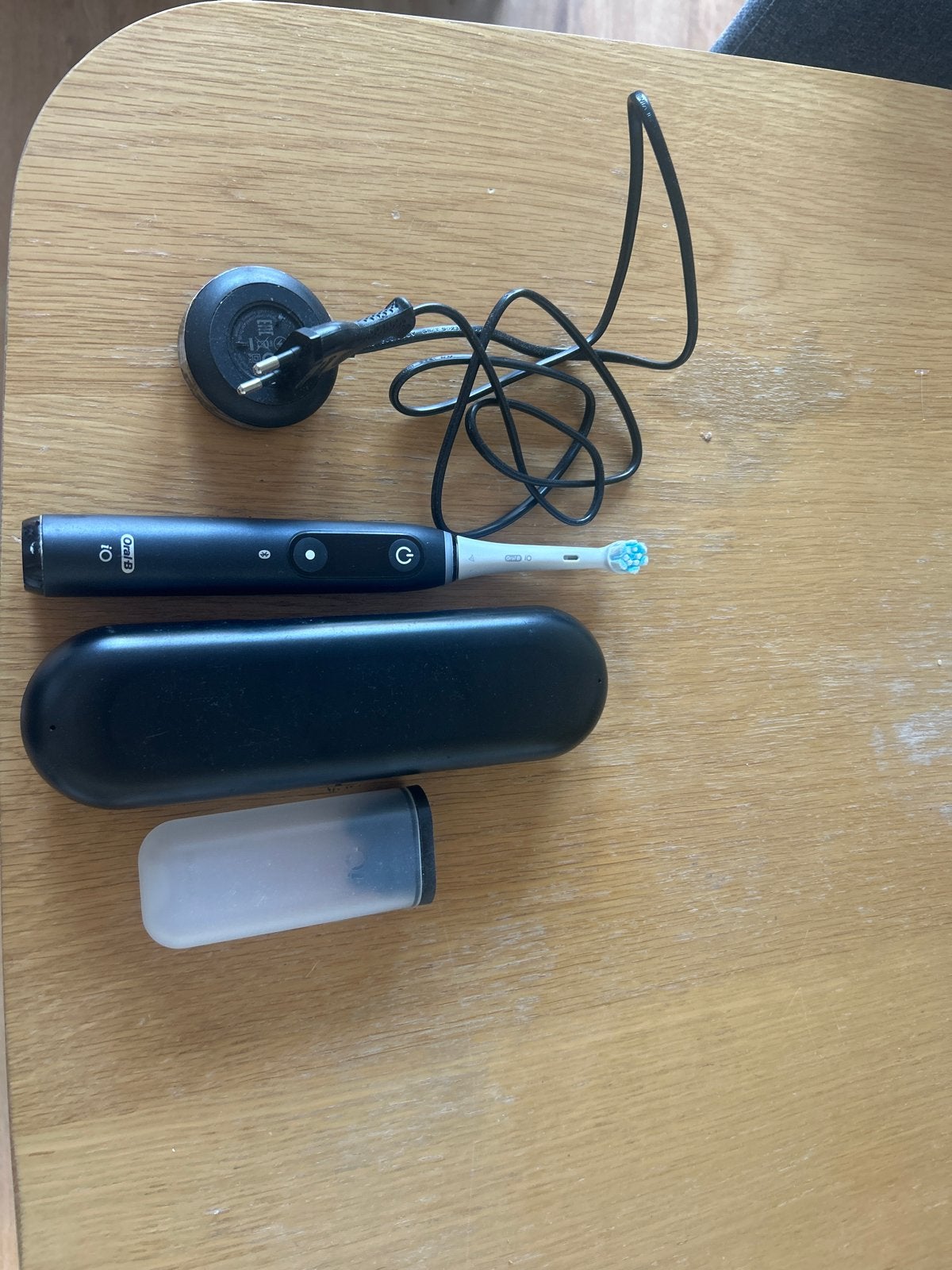 Oral-B iO elektrische tandenborstel met oplader en etui, Ophalen of Verzenden, Gebruikt, Mondverzorging