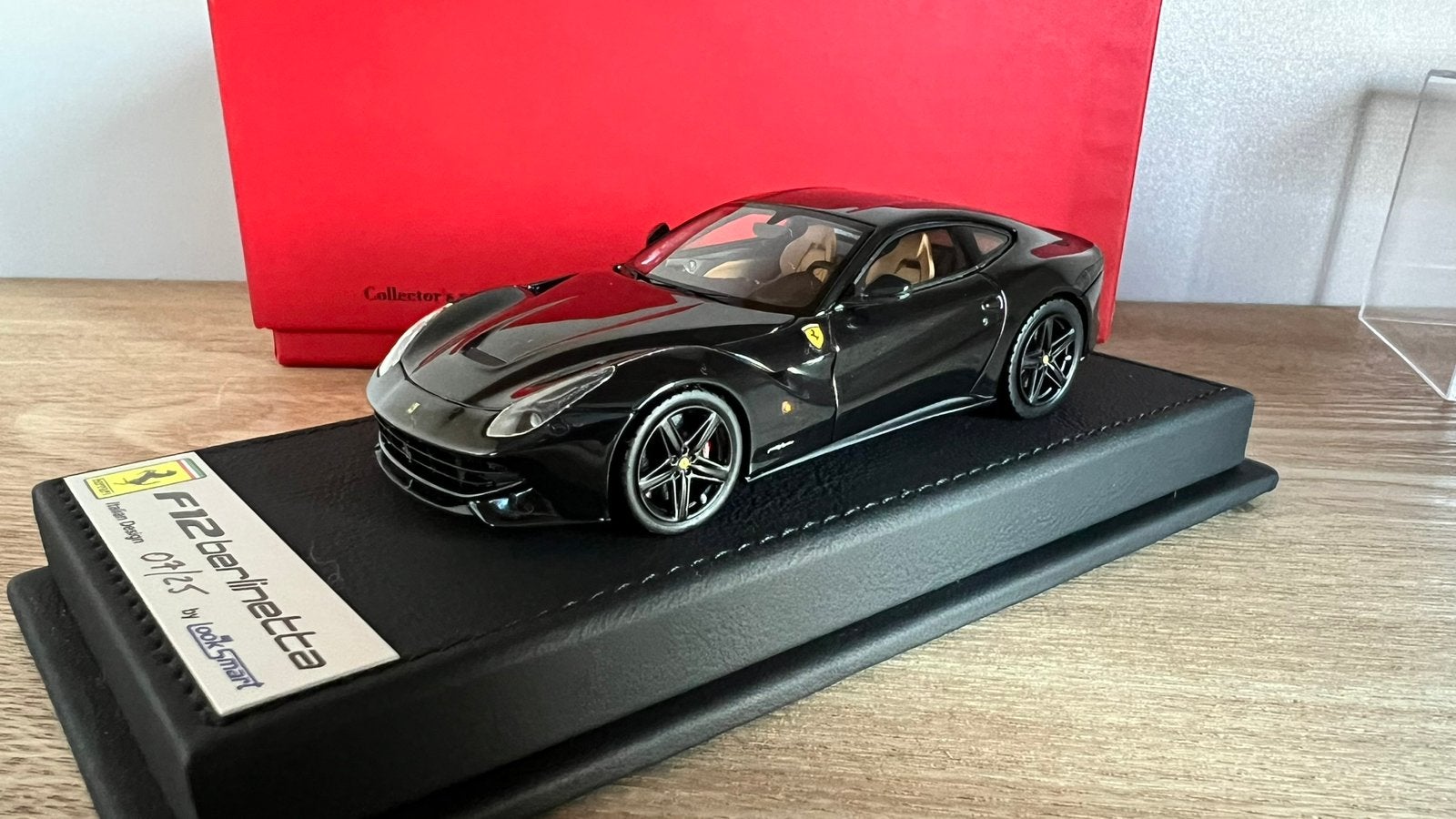 1/43 Ferrari F12 Gloss Black Looksmart op lederen base, Hobby en Vrije tijd, Modelauto's | 1:43, Ophalen of Verzenden, Zo goed als nieuw