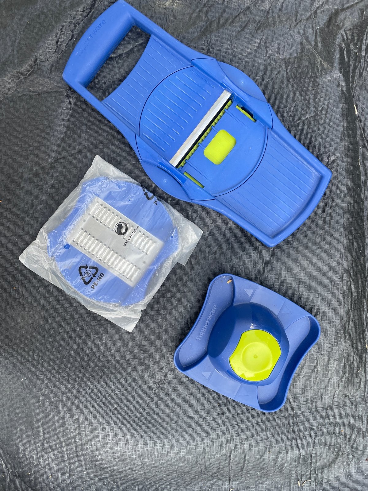 Tupperware Mandoline met 3 opzetstukken - Blauw/Groen, Huis en Inrichting, Blauw, Overige typen, Ophalen of Verzenden, Zo goed als nieuw