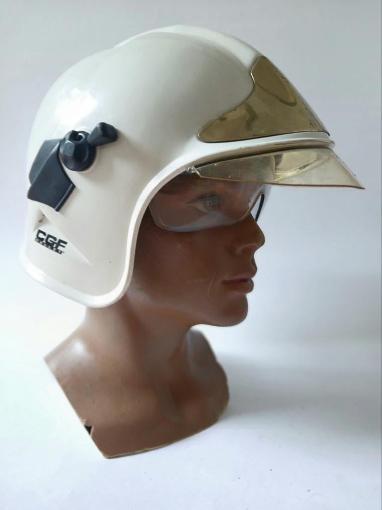 020/ETALAGE POP HOOFD UIT T LUIKSE/BRANDWEER HELM/LEGER HELM, Ophalen