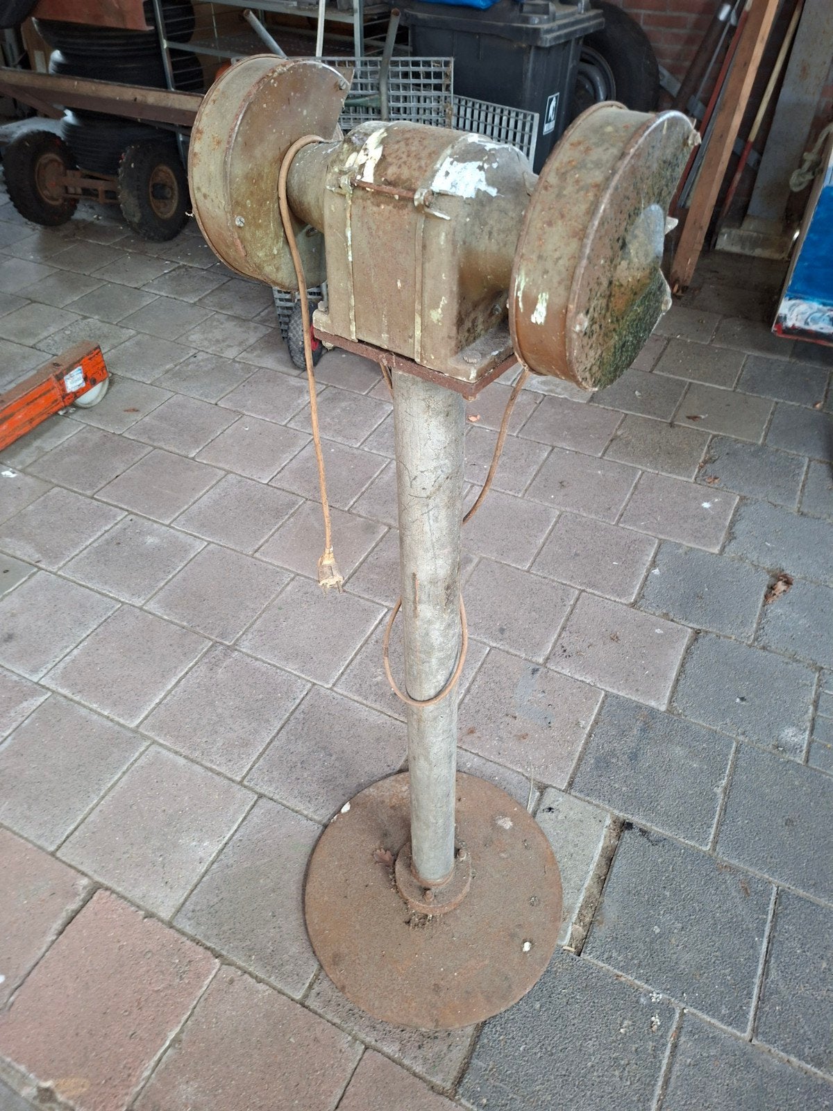 Oude werkbankslijpmachine op standaard, Ophalen, Gebruikt, Werkbankslijpmachine
