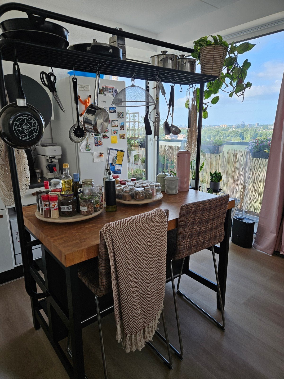 IKEA Vadholma keukeneiland met rek en 2 vintage barkrukken, Ophalen, Gebruikt