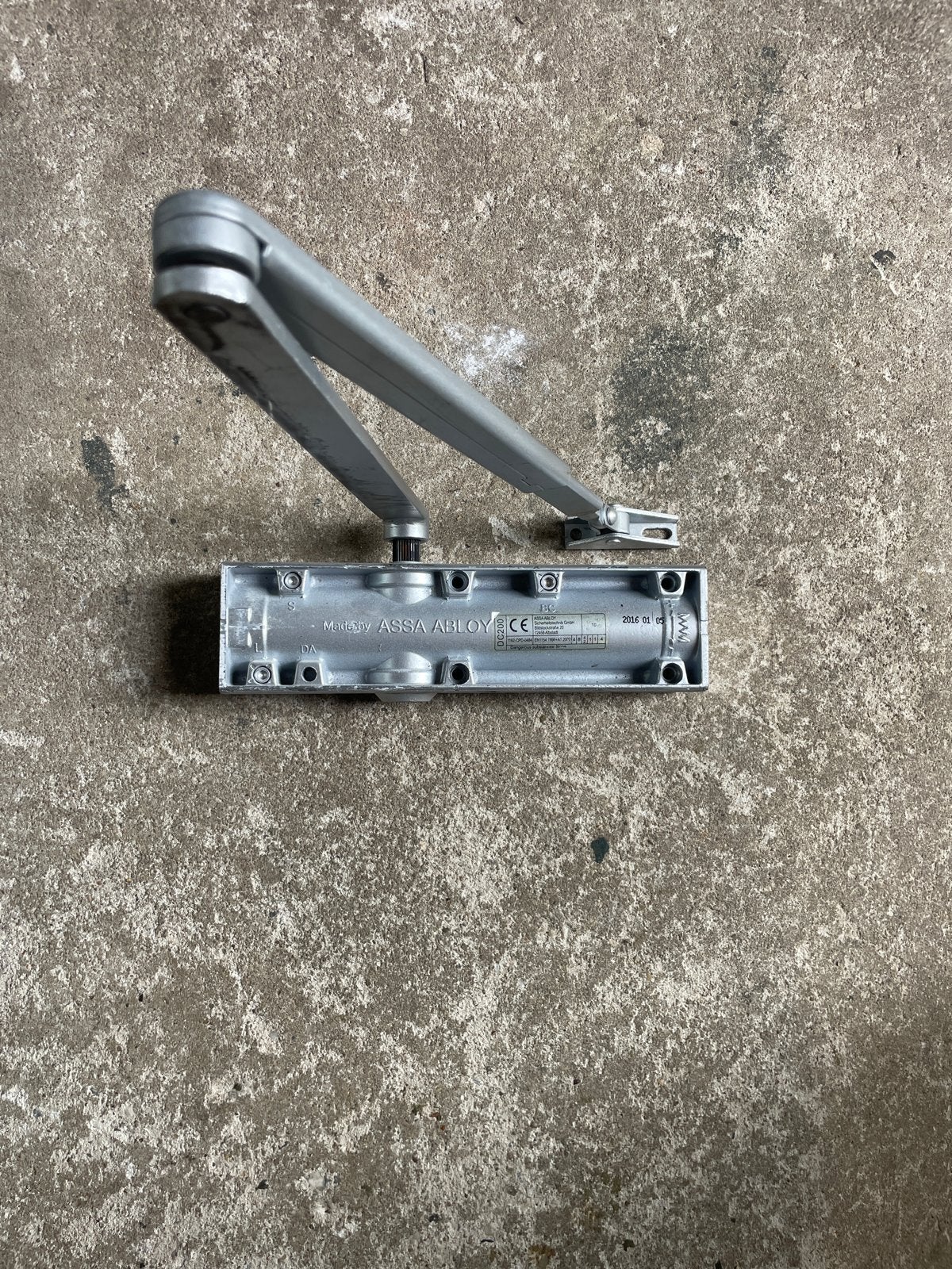 Deurdranger Assa Abloy - Zilverkleurig, Doe-het-zelf en Verbouw, Ophalen of Verzenden, Gebruikt, Overige materialen, Overige typen