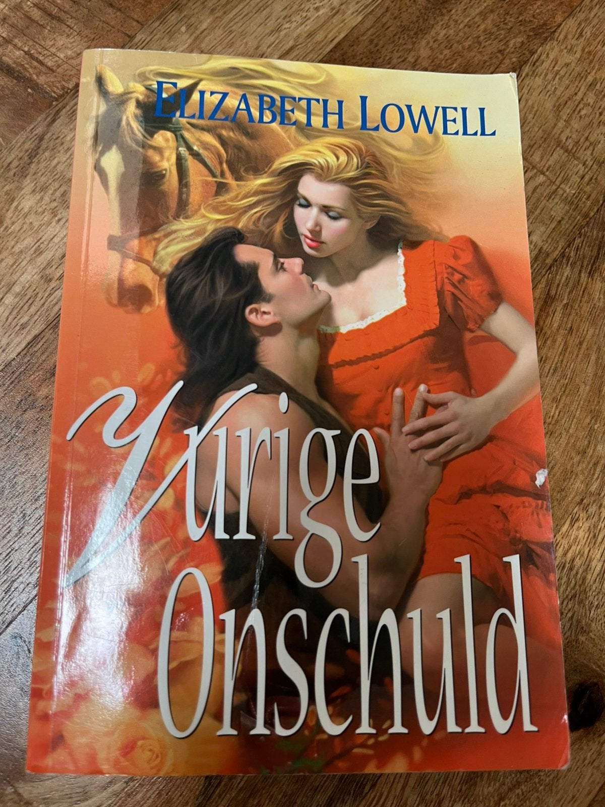 Elizabeth Lowell - Vurige Onschuld, Ophalen of Verzenden, Zo goed als nieuw