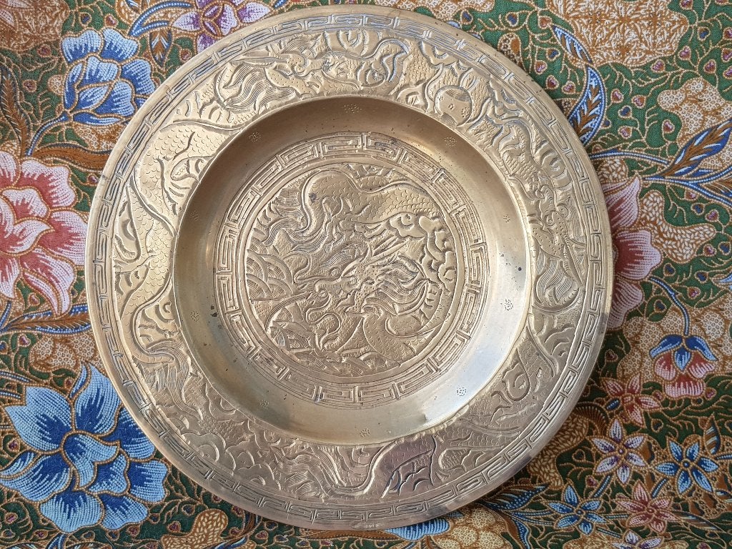 Mooi zwaar antiek Chinees koper bord met een draak 25,4 cm., Antiek en Kunst, Ophalen of Verzenden