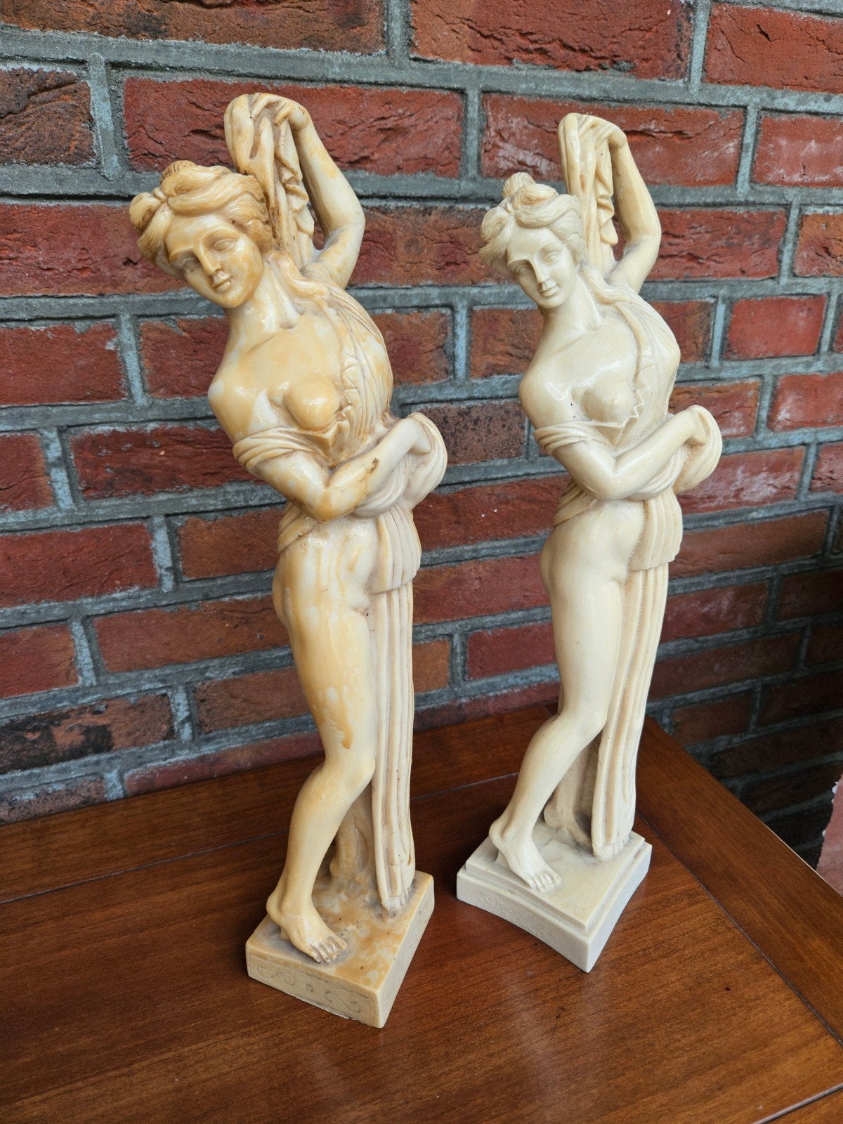 Set van 2 klassieke beelden van vrouwenfiguren, Antiek en Kunst, Ophalen of Verzenden, Handgemaakt, 20 - 50 cm, Steen of Keramiek