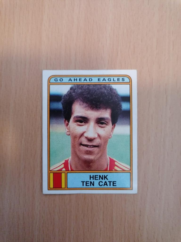 Panini Voetbal 84 #139 Henk ten Cate-Go Ahead Eagles., Verzamelen, Sportartikelen en Voetbal, Ophalen of Verzenden, Zo goed als nieuw