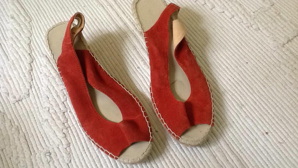 Schoenen bijenkorf, Ophalen of Verzenden, Zo goed als nieuw, Espadrilles of Moccasins, Rood