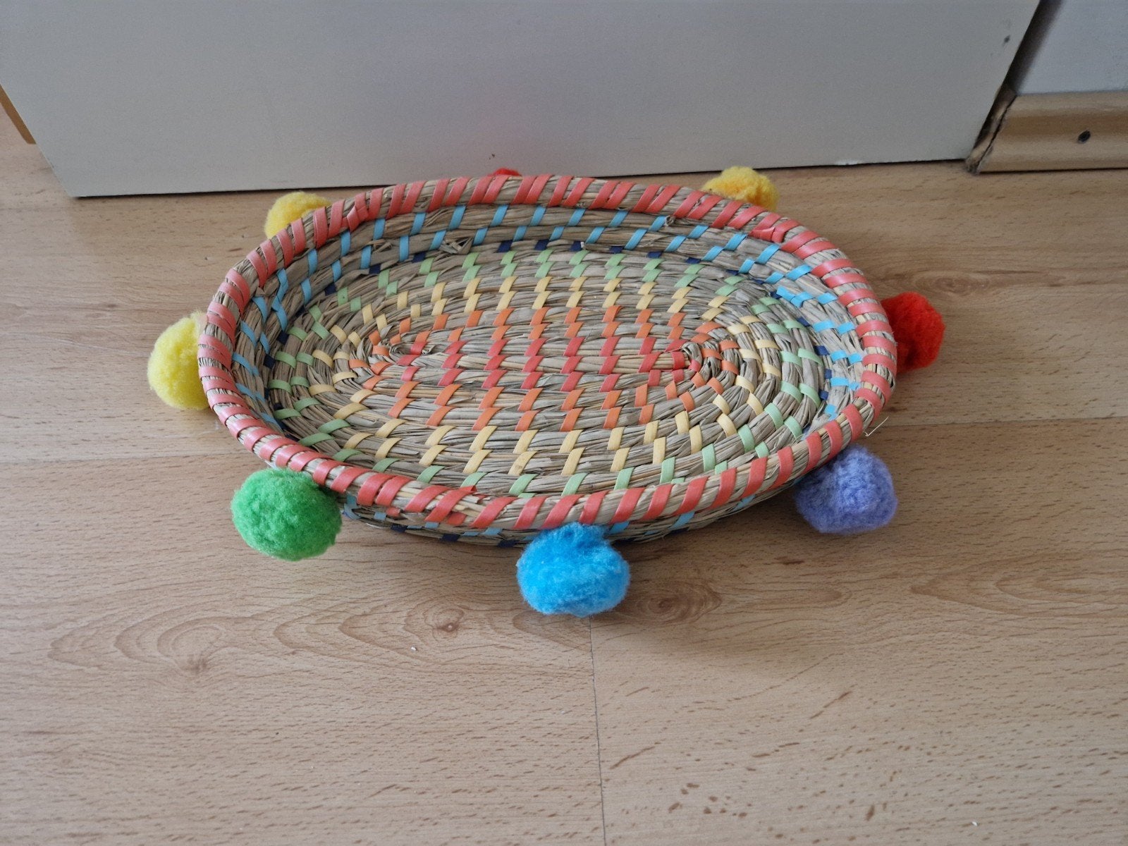 mandje mand kleuren schaal pompons rotan regenboog boho, Ophalen of Verzenden, Zo goed als nieuw, Rond, Riet