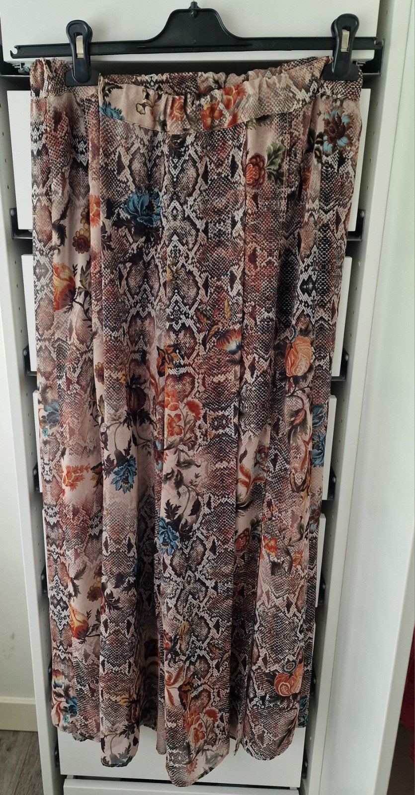 dunne broek met splitten en overslag. maat L., Kleding | Dames, Ophalen of Verzenden, Zo goed als nieuw, Maat 38/40 (M), Lang
