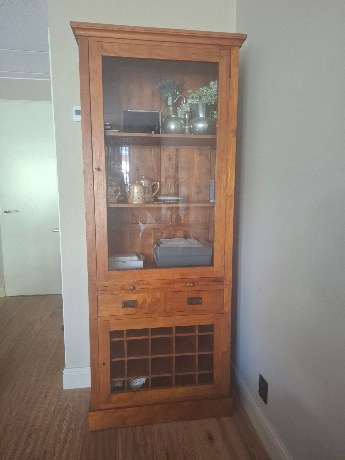 Houten vitrinekast met lades en wijnrek, 100 tot 150 cm, Teakhout, Zo goed als nieuw, 25 tot 50 cm