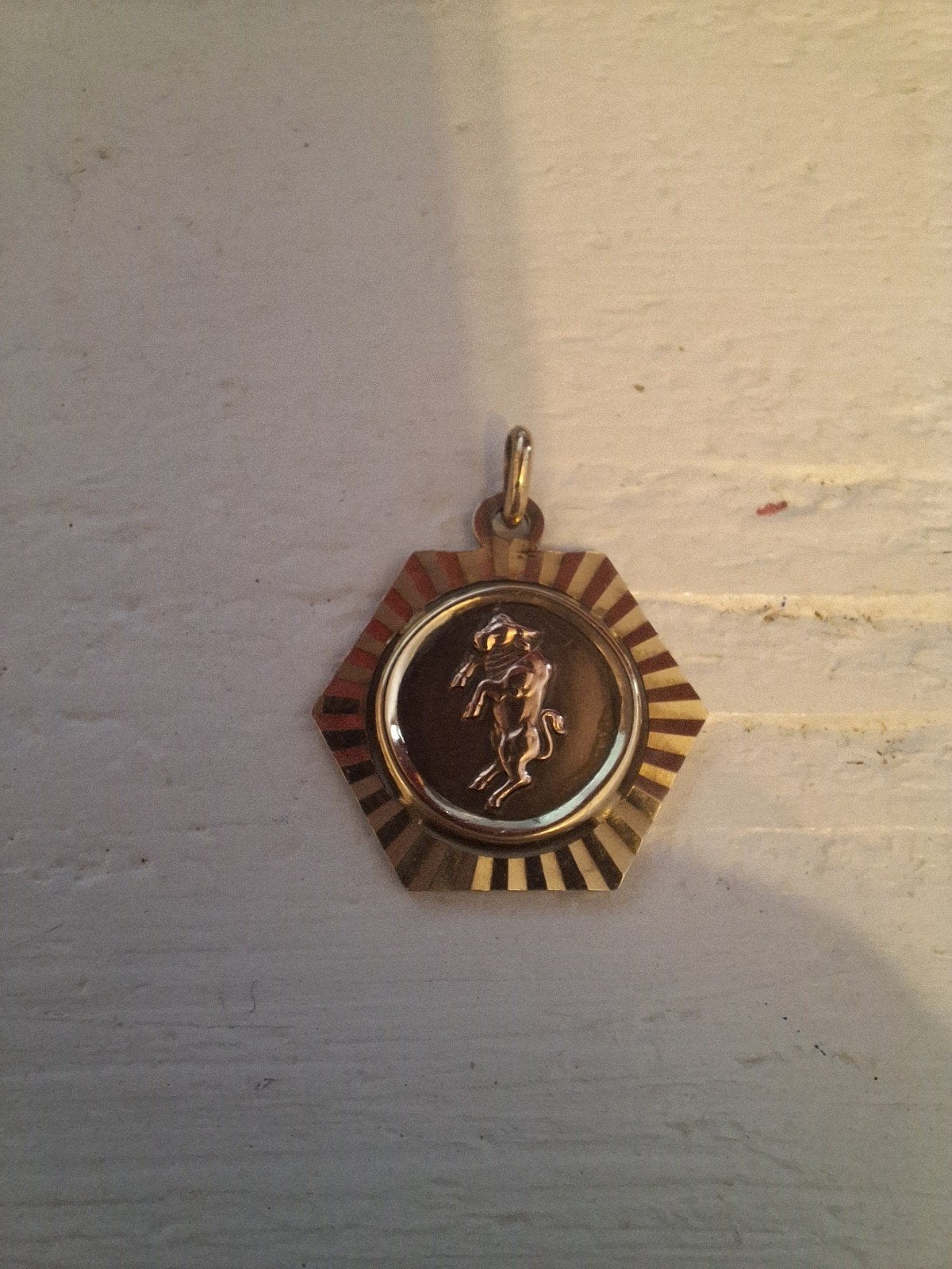 Gouden hanger 8 kt (333er goud) vintage. Sterrenbeeld stier, Ophalen of Verzenden, Zo goed als nieuw, Goud, Goud