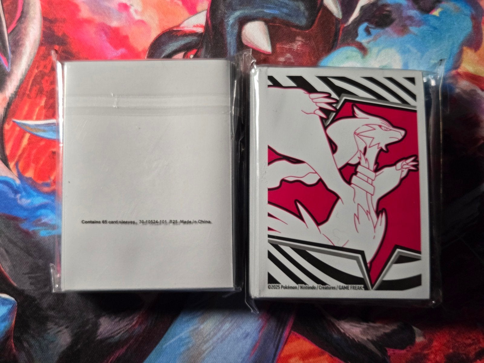 Pokemon sleeves - Reshiram Design (Nieuw), Hobby en Vrije tijd, Ophalen of Verzenden, Nieuw, Sleeves of Kaarthoesjes