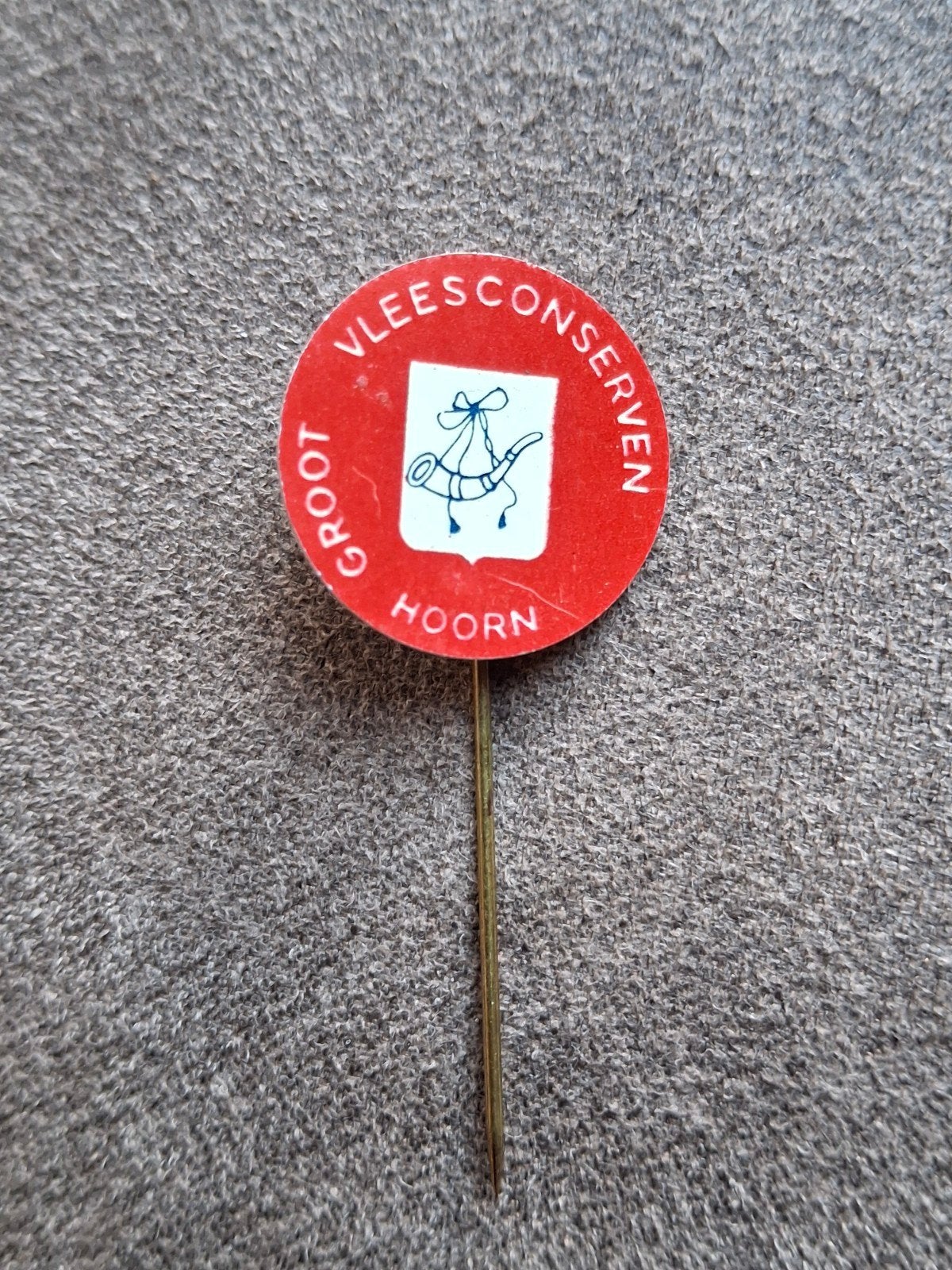 Speldje Vleesconserven - Groot Hoorn, Verzamelen, Speldjes, Pins en Buttons, Ophalen of Verzenden, Gebruikt