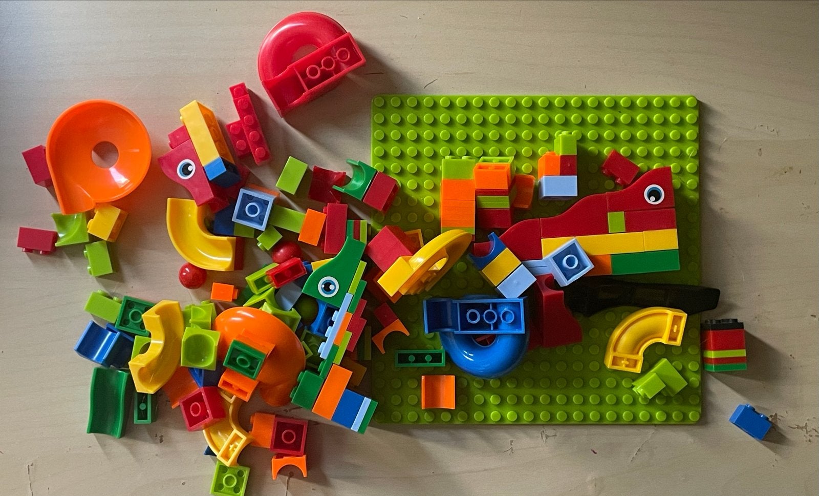bouwblokken met grondplaat en knikkerbaan, lijkt op lego, Ophalen of Verzenden, Gebruikt, Overige merken
