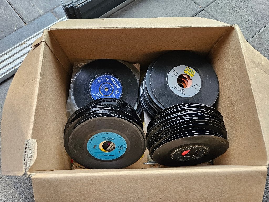 Doos met 147 oude singels zonder hoesjes, Ophalen of Verzenden, Gebruikt, Overige genres, Overige typen