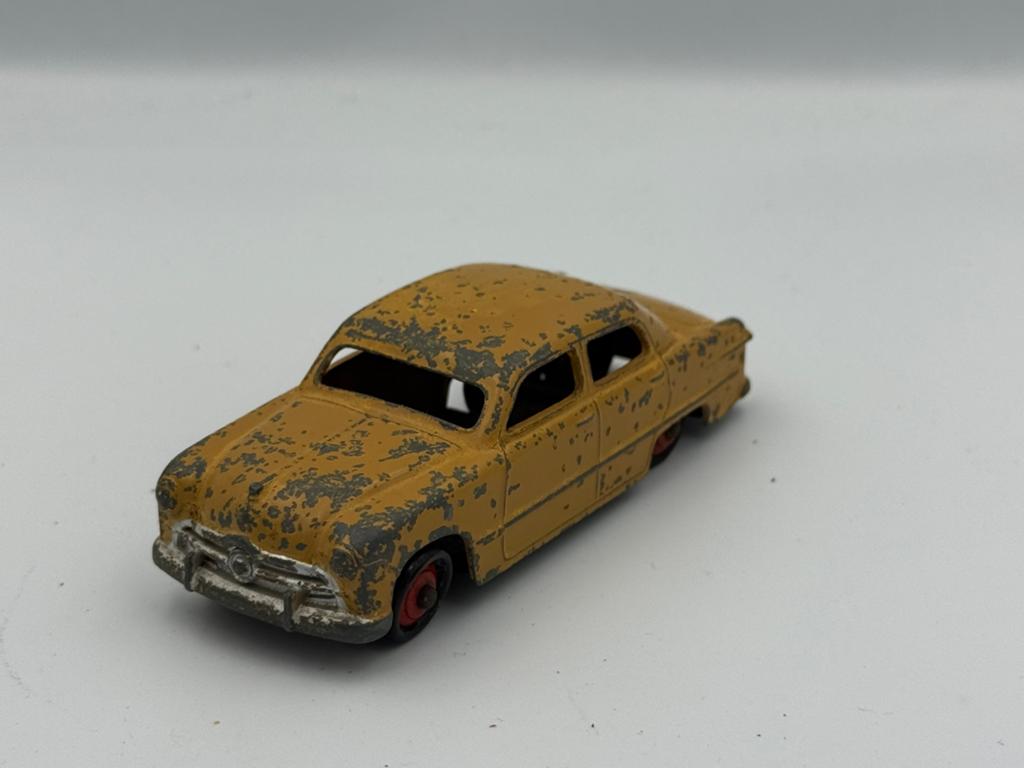 Dinky Toys Ford Sedan, Ophalen of Verzenden, Zo goed als nieuw, Auto, Dinky Toys