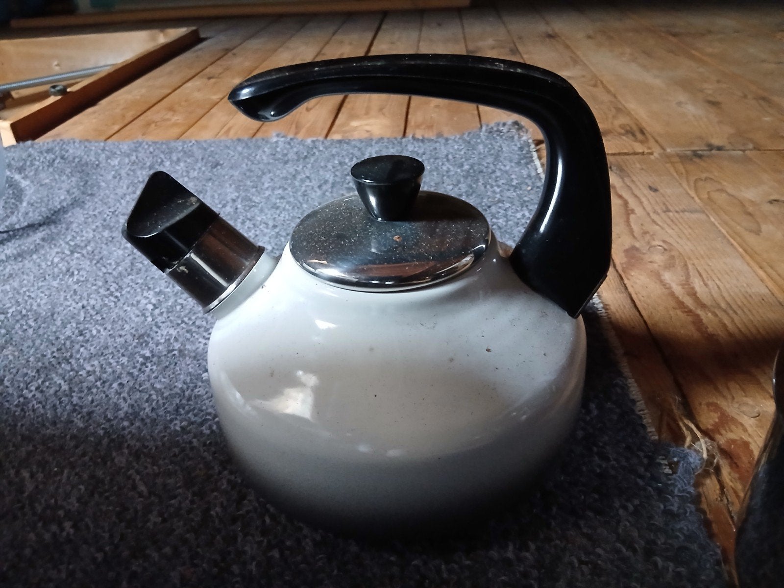 Vintage fluitketel wit met zwart handvat, 1 tot 2 liter, Ophalen of Verzenden, Nieuw