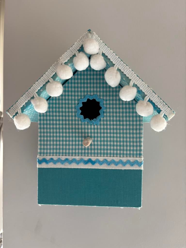 Houten vogelhuisje met blauw/witte stof en pompons, Ophalen, Gebruikt