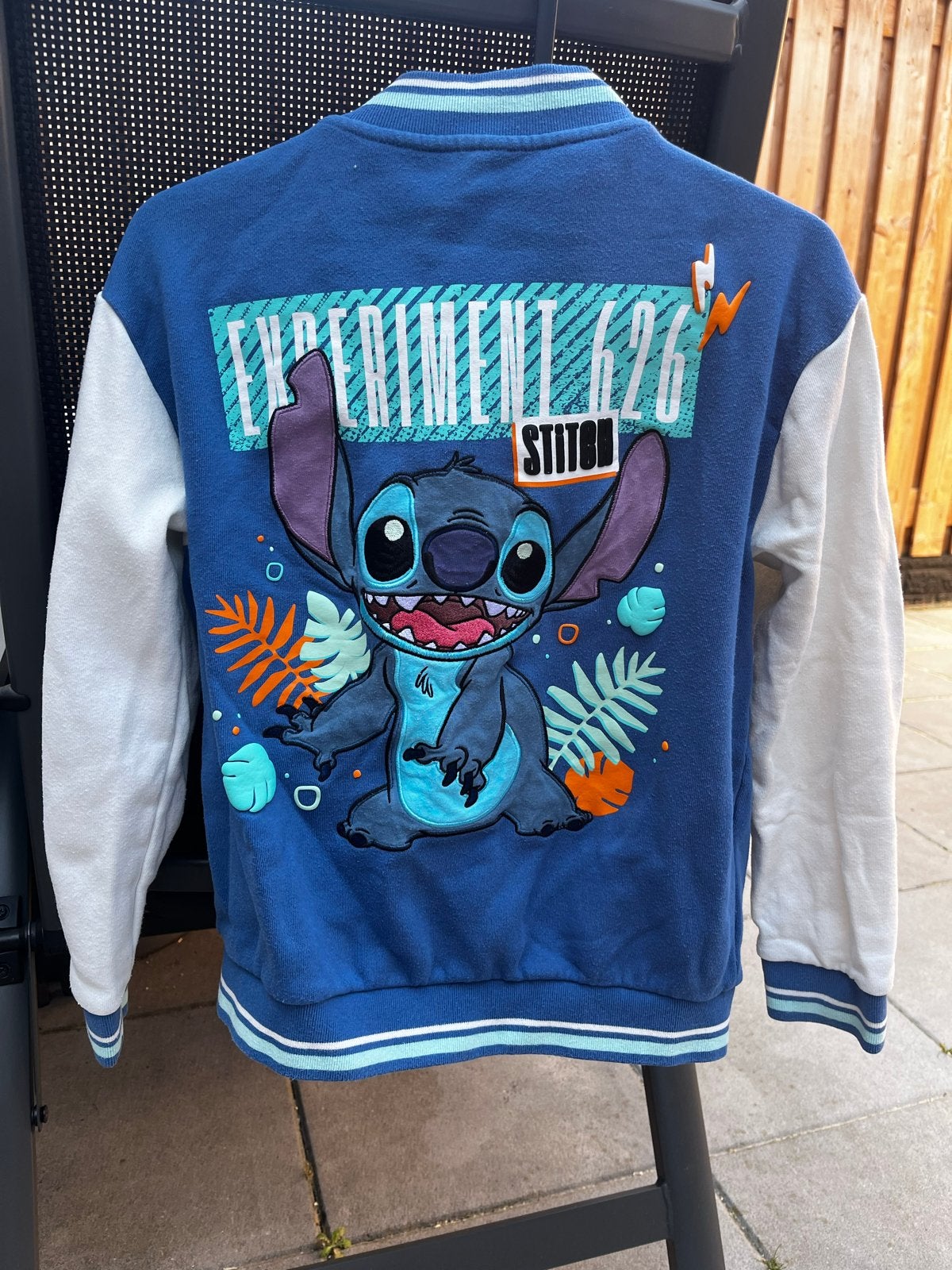 Disney Stitch baseball Jas Maat 140 - Disneyland Parijs, Ophalen of Verzenden, Gebruikt, Jongen of Meisje, Jas