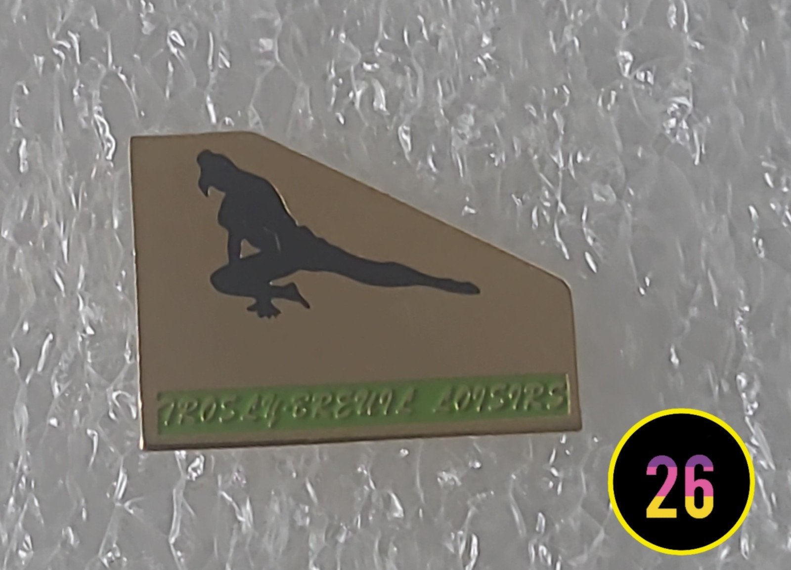 Vintage Pin met Figuur en Tekst - Uniek Verzamelobject, Verzenden