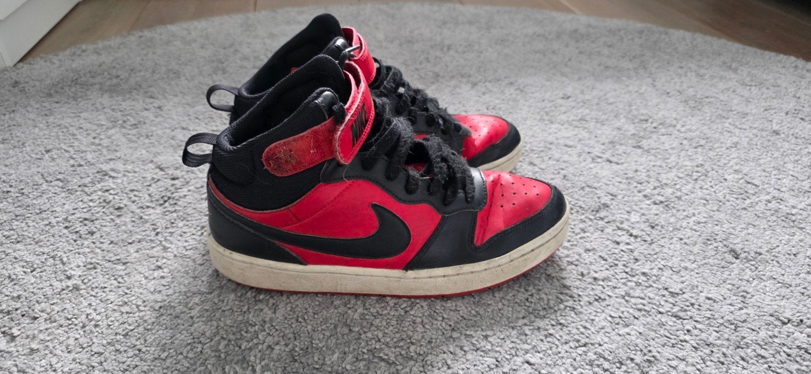 Nike sneakers maat 40 - Rood/Zwart, Gebruikt, Ophalen of Verzenden, Nike, Jongen