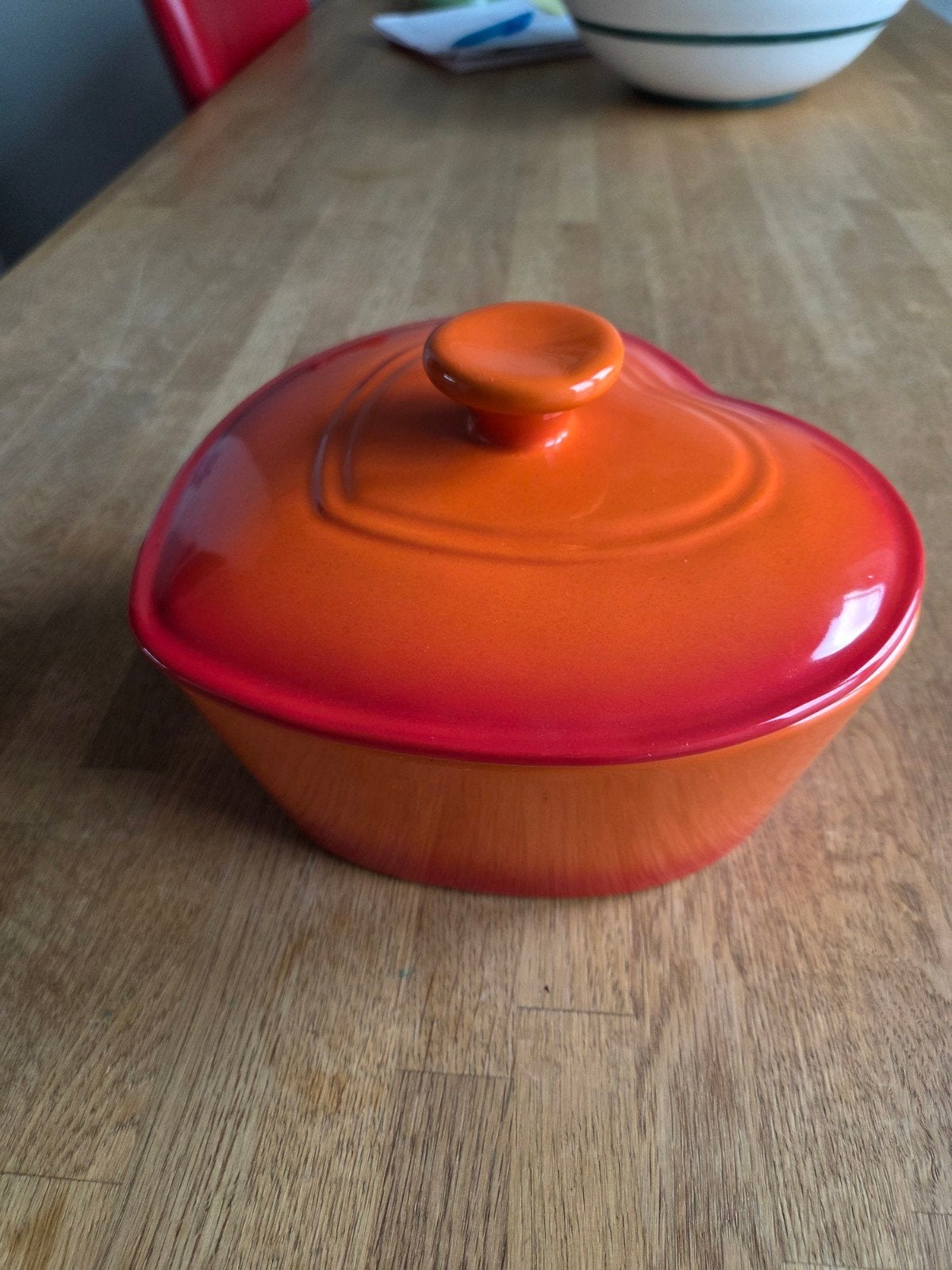Hartvormige V&D Ovenschaal met Deksel - Oranje Keramiek, Overige typen, Ophalen of Verzenden, Zo goed als nieuw, Steen/keramiek