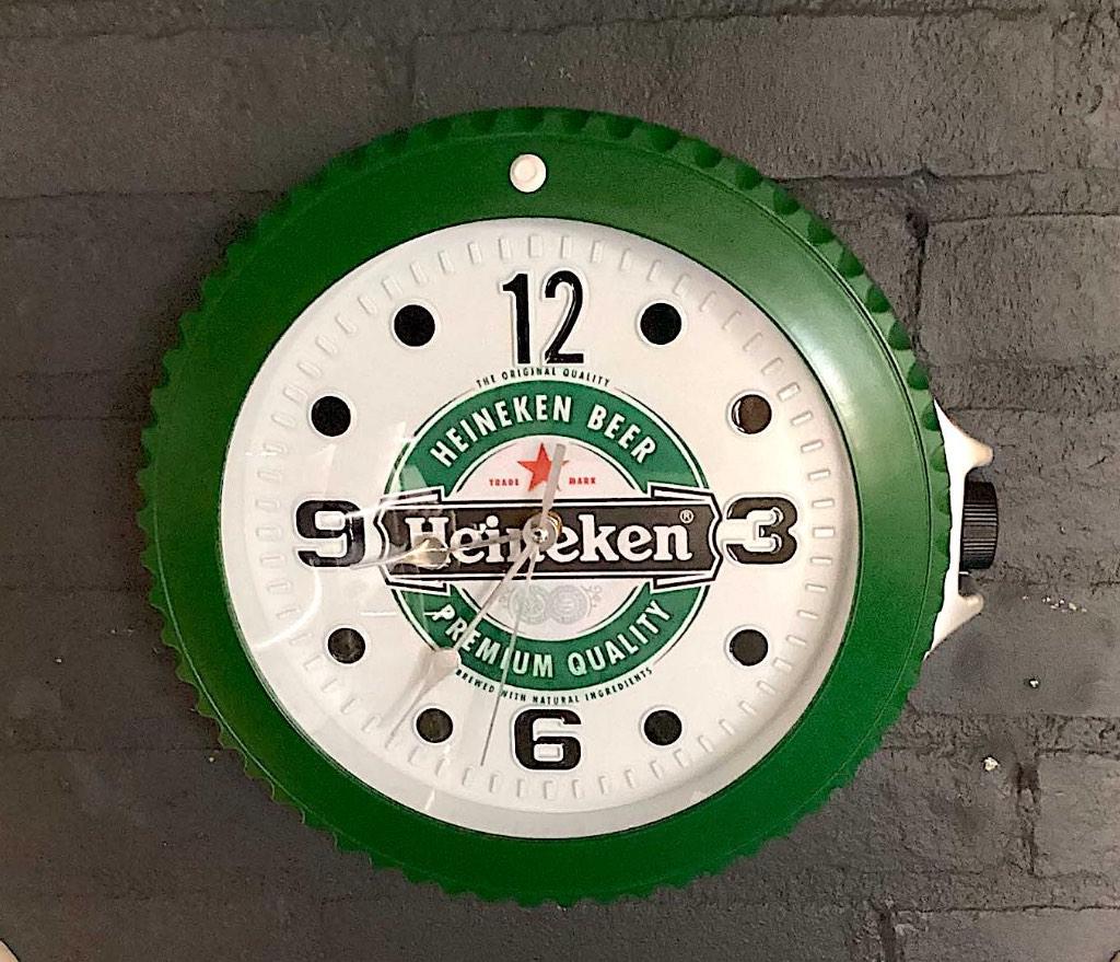 Te koop mancave cafe mooie Heineken wandklok, Ophalen of Verzenden, Nieuw, Analoog, Wandklok