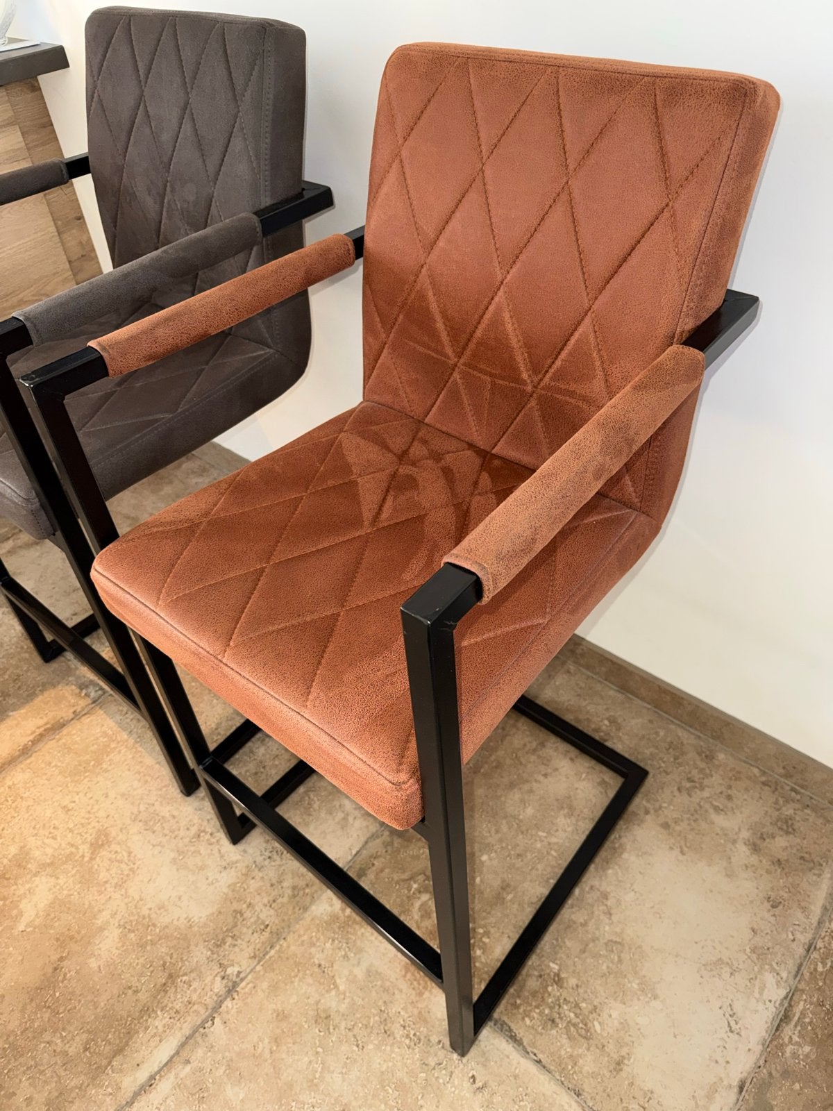 Set van 2 barkrukken - Bruin en Oranje, Huis en Inrichting, Stoelen, Ophalen, Twee, Bruin, Zo goed als nieuw