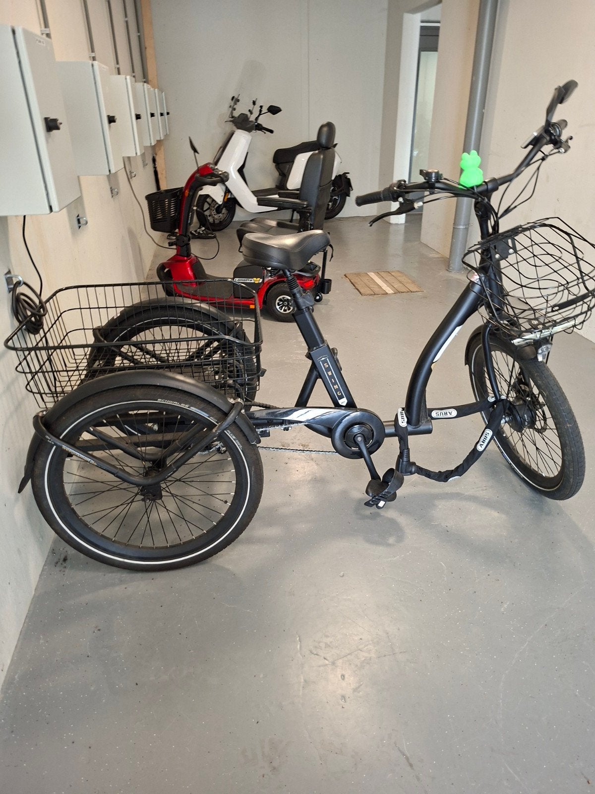 Foto 5 van electrische driewieler fiets swing, met manden voor en achte