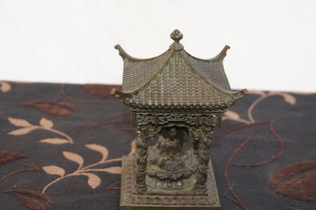 Boedhha beeld in pagode ( Brons, Antiek en Kunst, Ophalen of Verzenden, Brons, Beeld