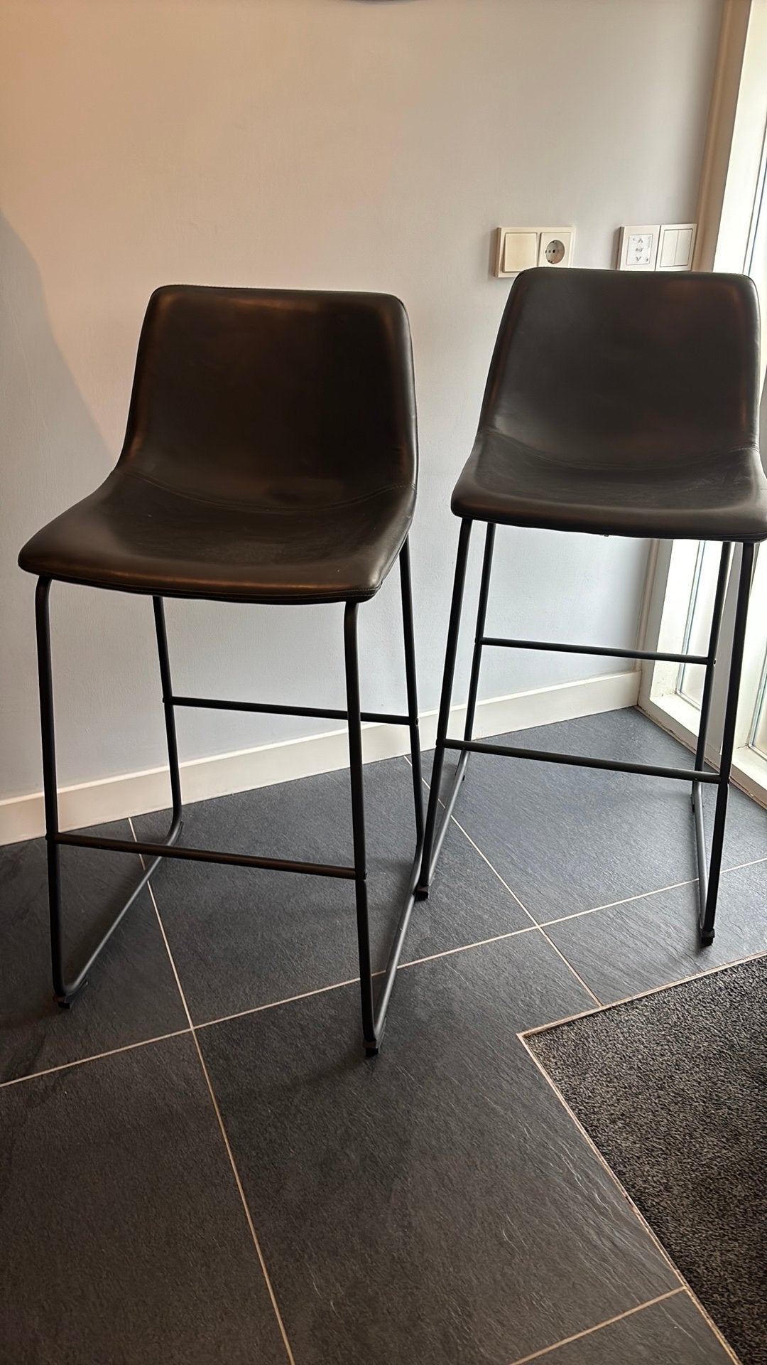2x Zwarte barkrukken met rugleuning, zithoogte 74 cm, Ophalen, Gebruikt, Met voetsteun, 90 cm of meer