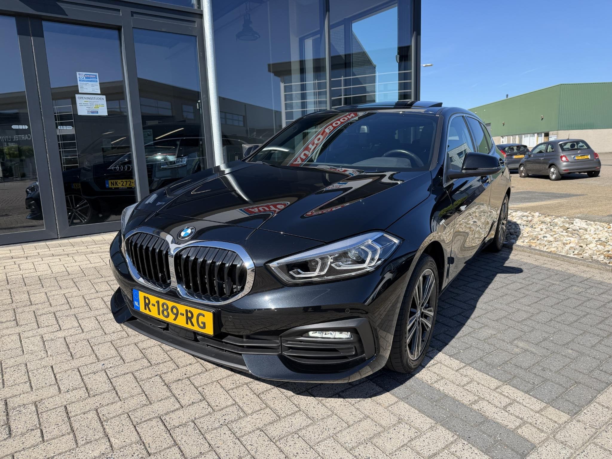 BMW 1-serie 118i 136PK PANO/APPCARPL/FULL LED/SPORT INT/ 2XP, Auto's, Dealer onderhouden, Gebruikt, Zwart, Origineel Nederlands