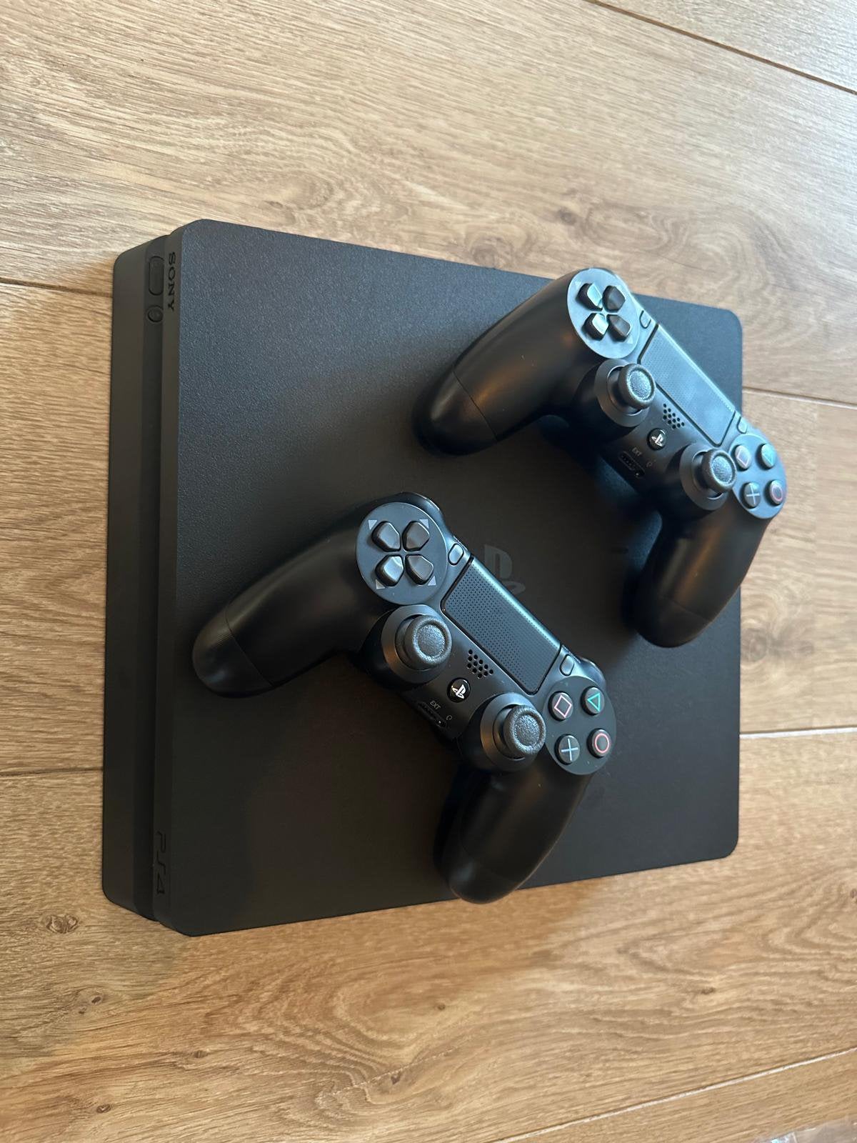 PS4 Slim 500GB – 2 Controllers, Kabels & 3 Games + Doos