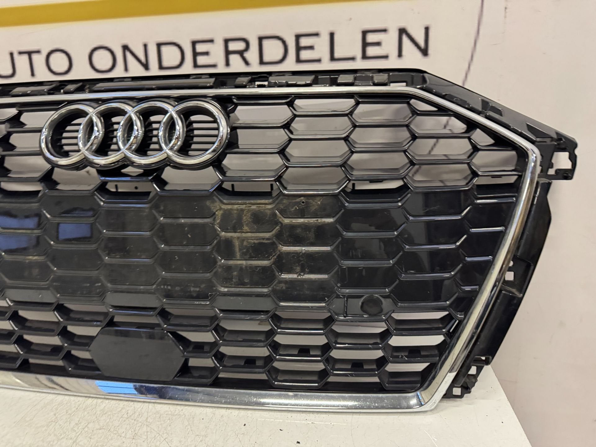 AUDI A3 8Y GRIL GRILLE ORIGINEEL 8Y0853651A 2019-, Auto-onderdelen, Gebruikt, Voor, AUDI AG, Auto-Union-Strasse 1
85045  Ingolstadt, DE