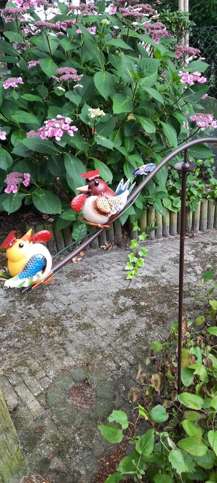 Metalen tuindecoratie: vrolijke vogels op tak, Tuin en Terras, Tuinbeelden, Ophalen of Verzenden, Gebruikt, Metaal, Dierenbeeld